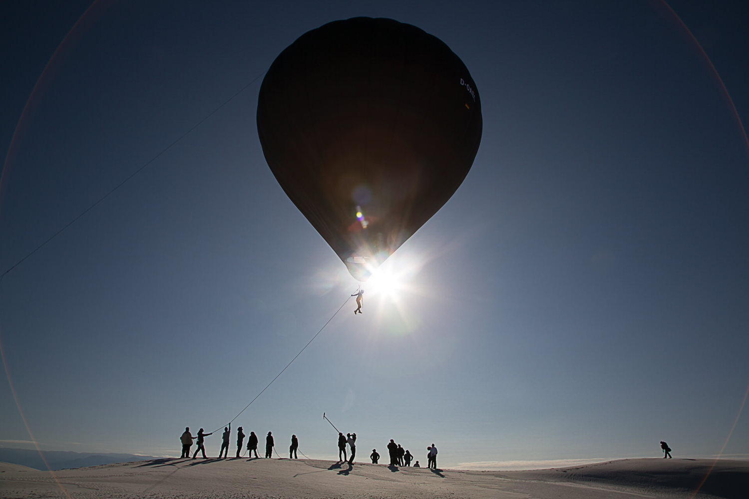 Aerocene launches at White Sands Dunes, 2015. (Credit: Studio Tomás Saraceno, © 2015)